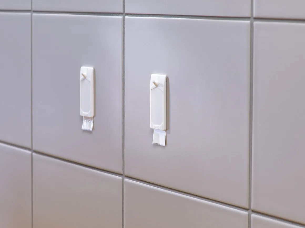 Självhäftande spikar Tesa, 2-pack